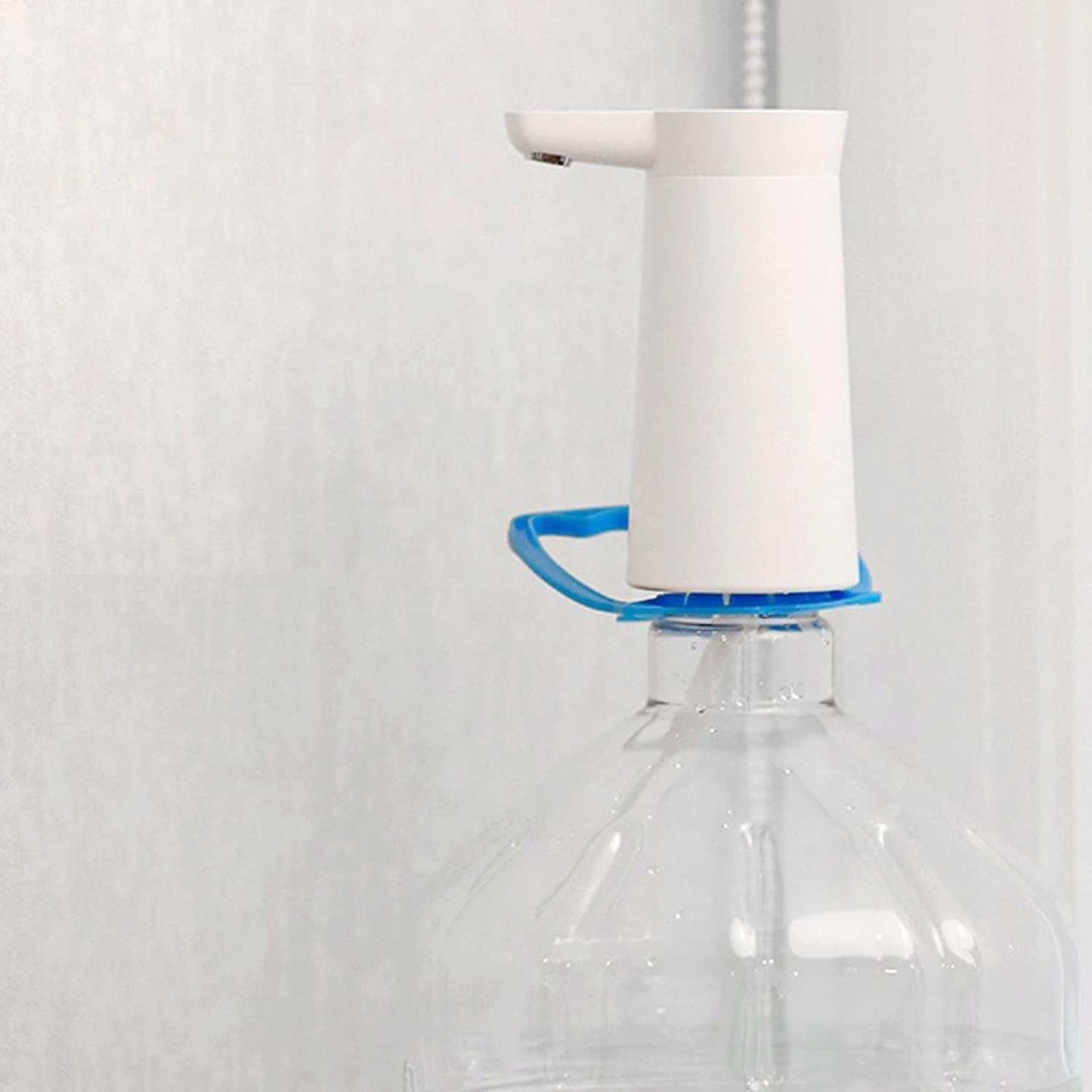 Water dispenser pump, rechargeable
